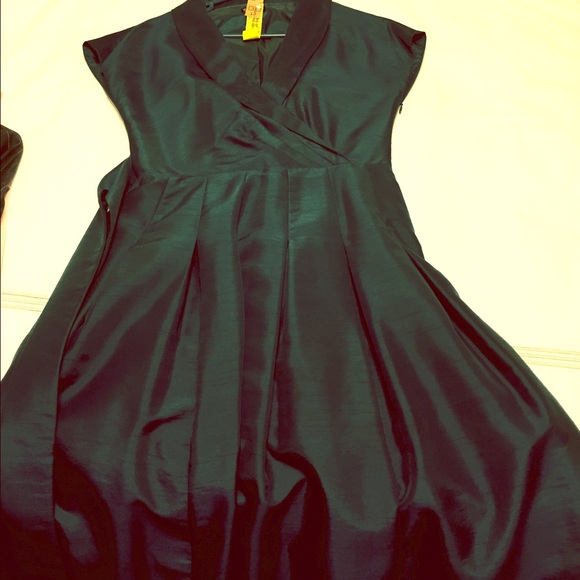 Gorgeous emerald green dress for parties.