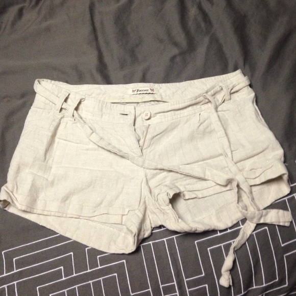 Pair of beige shorts - Picture 1 of 2