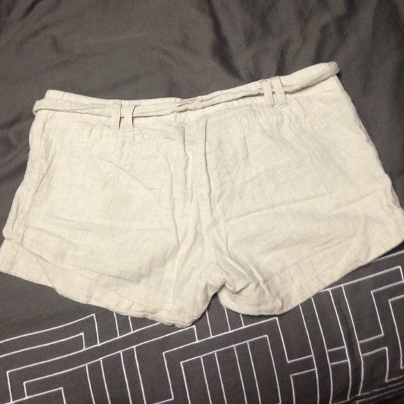 Pair of beige shorts - Picture 2 of 2