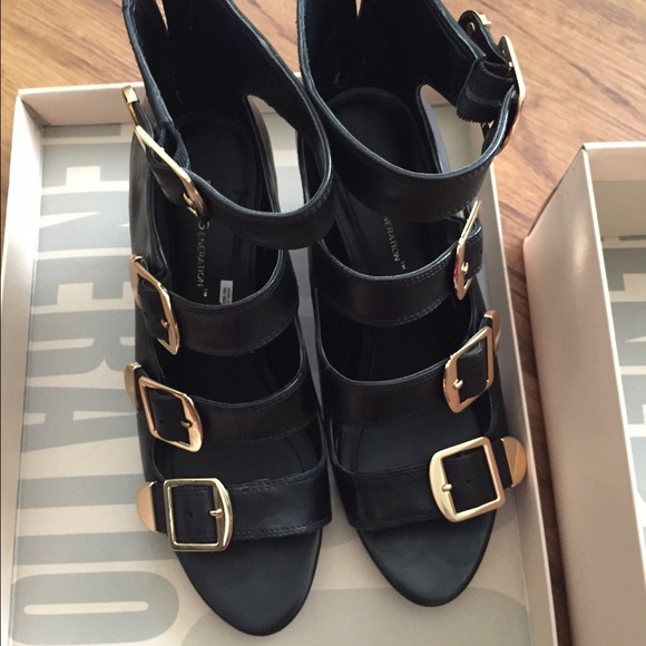 BCBG sandal/wedge