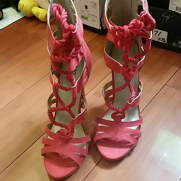 Red laced heels sandals - Picture 4 of 4