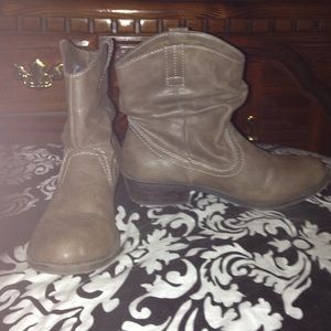 TRADED Cute taupe ankle booties