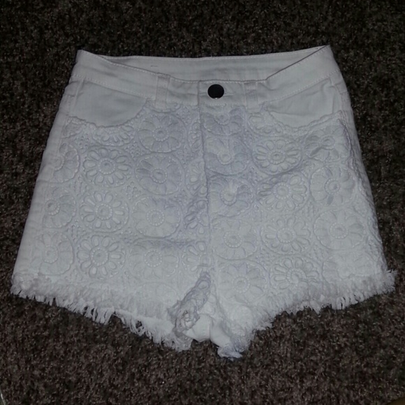 Hi-rise floral crochet white shorts