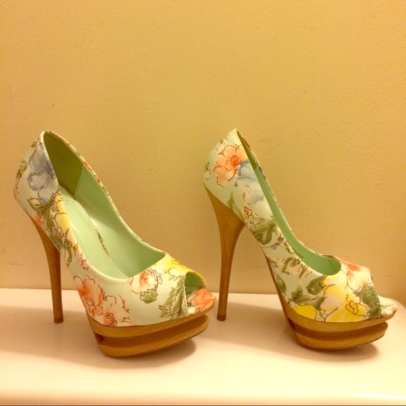 Peep toe pumps