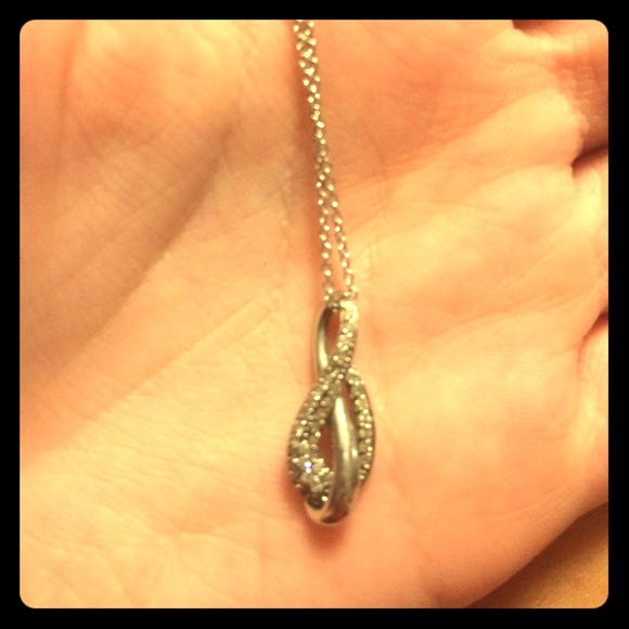 BEAUTIFUL Infiniti neckless Silver real diamonds