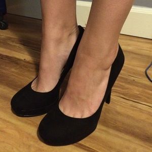 Black 8.5 pumps