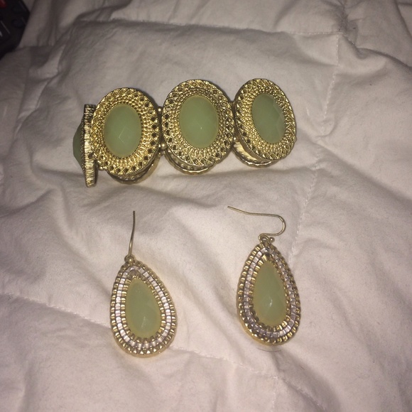 💥WEEKEND CLEARANCE 💥 Earrings and bracelet - Picture 1 of 3