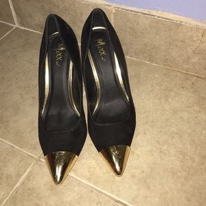 Heels with black suede and gold plated toe