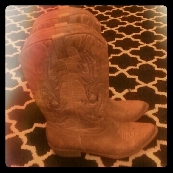 Cowgirl boots worn once make offer! or trade
