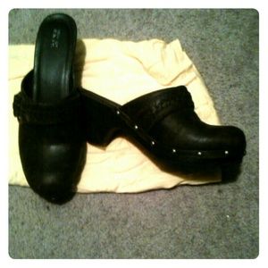 High heeled clogs