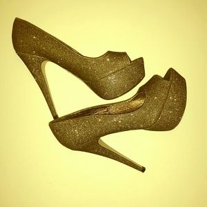 FAB Aldo gold heels!