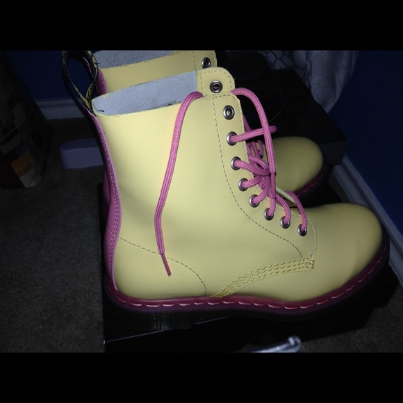 Dr. Martens size 5 (women's 7) - Picture 2 of 3