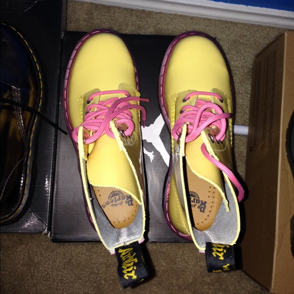 Dr. Martens size 5 (women's 7) - Picture 3 of 3
