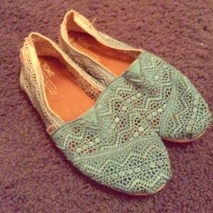 Light blue ombré crocheted toms
