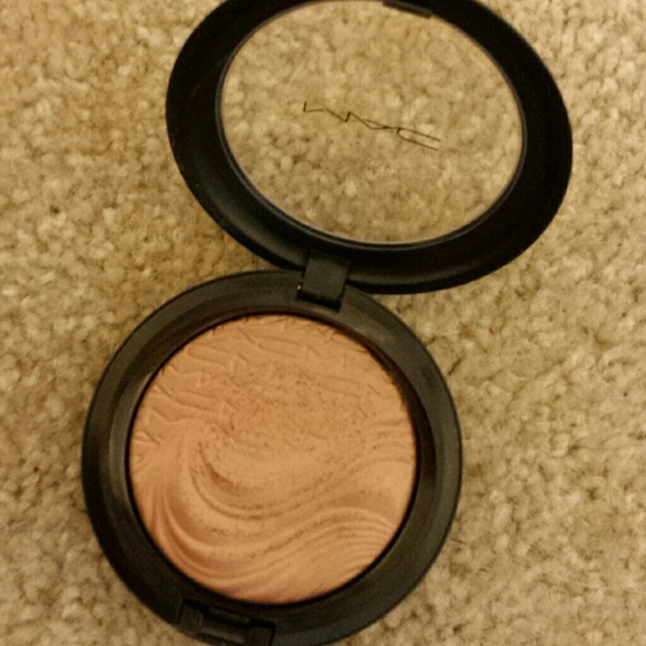 Mac Extra Dimension  Skin finish
