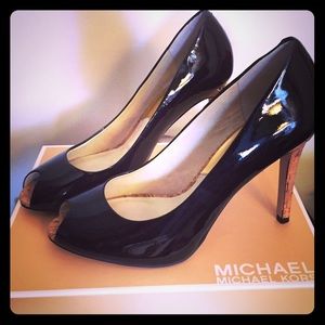 🚫SOLD🚫 Michael Kors Black Patent peep toe pumps
