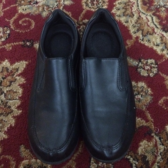 Black slip resistant shoes