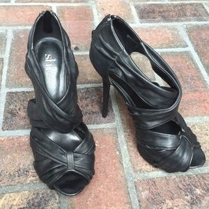 Shi by Jorneys Black Zipper Heels