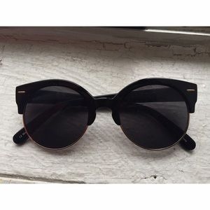 Black Round UO Sunglasses
