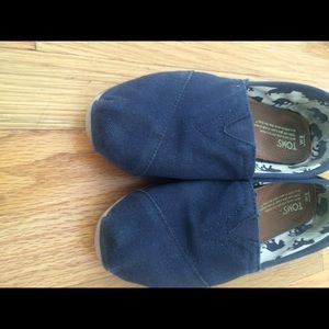 navy blue toms