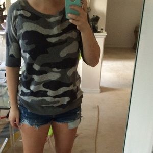 HP 10/11🎉 Express grey camo v-back shirt