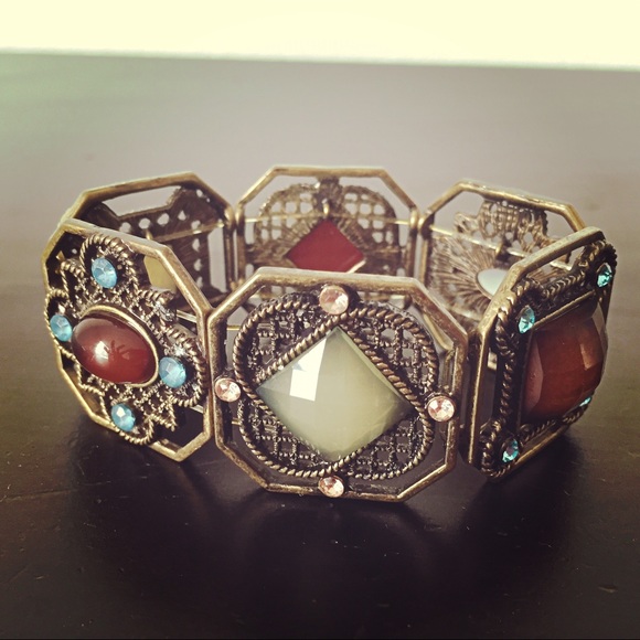 Fashionable wrist bracelet