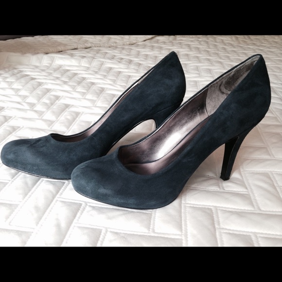 Nine West Enhancingo Suede Navy Heels/Pumps