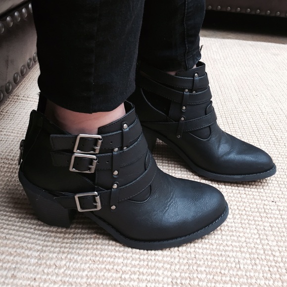 Black cut out madden girl booties.