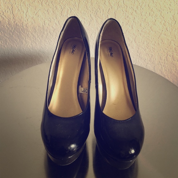 Black pumps by Mossimo