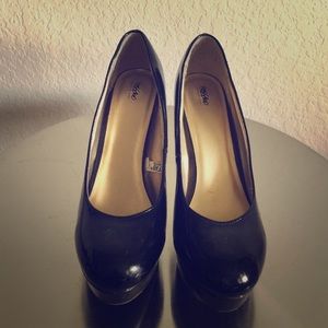 Black pumps by Mossimo