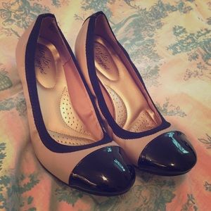 Comfortable work wedges! Nude and black sz 9