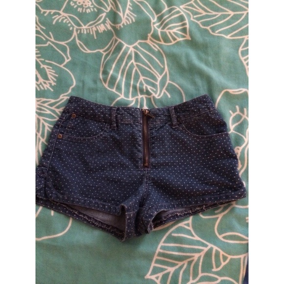 Adorable polka dot shorts 🌸