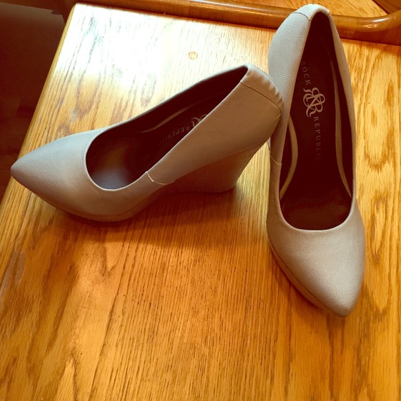 Rock & Republic Gray Pewter Platform Wedge Pumps