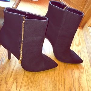 JLo 7.5 Black leather/suede boot w/gold zipper