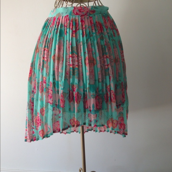 Forever 21 Floral Skirt - Picture 2 of 4