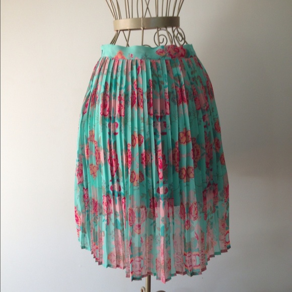 Forever 21 Floral Skirt - Picture 3 of 4