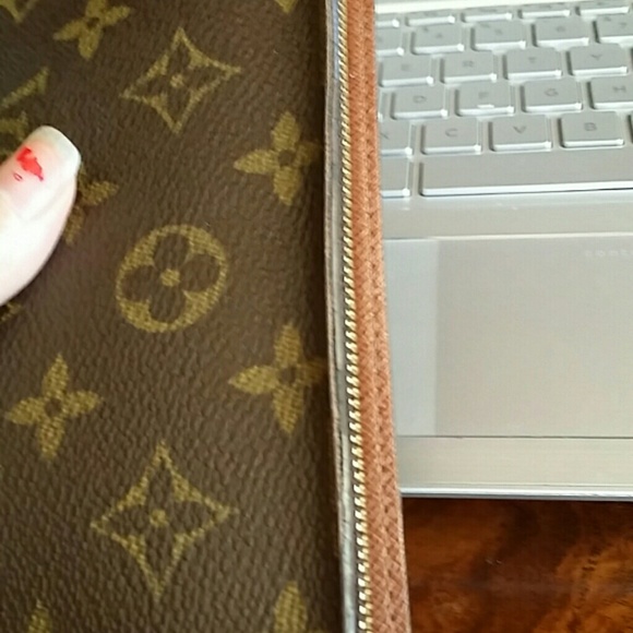 AUTHENTIC  zippy long wallet lv