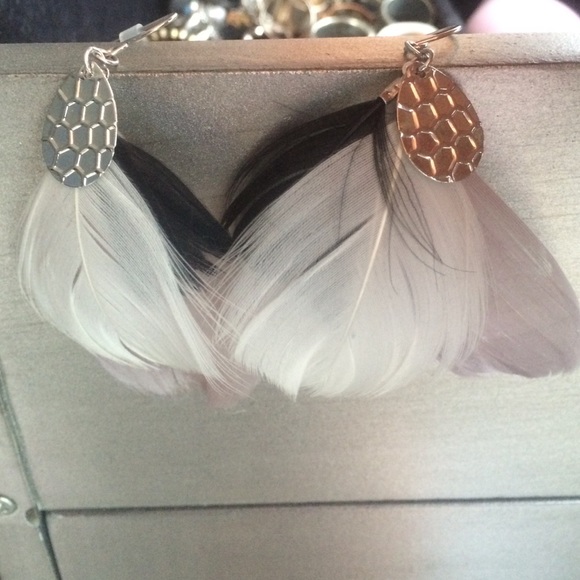Feather dangling earrings