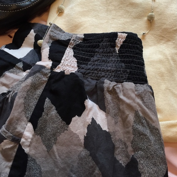 🚫 SOLD 🚫Different shades of grey and black skirt - Picture 3 of 4