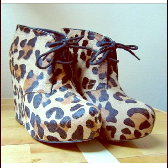 HOLD ❌ Steve Madden Leopard Wedges