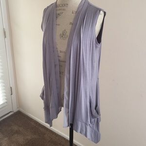 LOGO sleeveless cardigan with pockets.