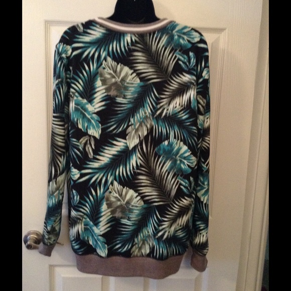 VS Pink Limited Edition Tropical Crew🎀 - Picture 2 of 3