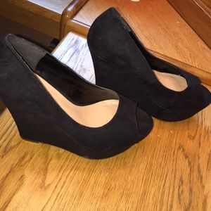 Candie's 7.5 black suede peep toe platform wedge