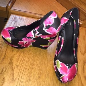 Elle 7 black w/ flower print platform wedge pump