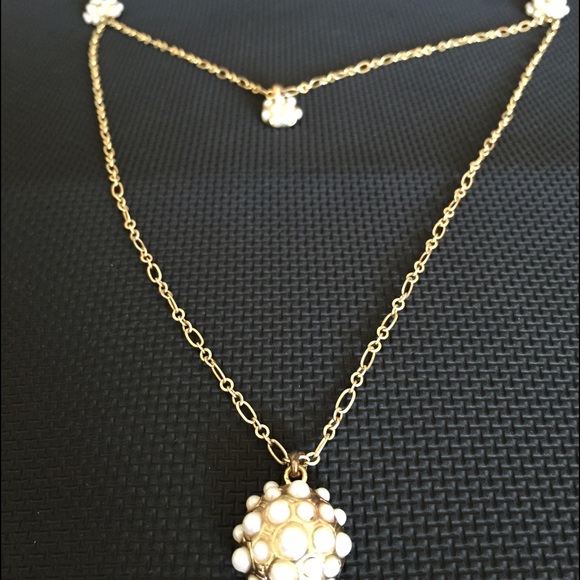Amrita Singh chain with pearl pendants