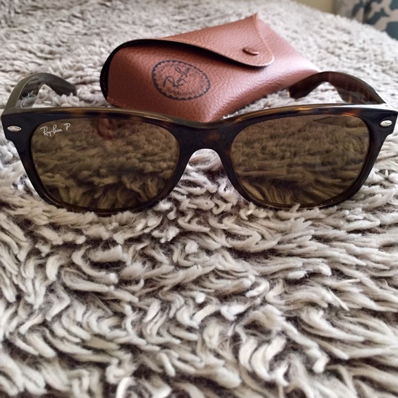Polarized Ray-Ban Wayfarer Sunglasses - Picture 2 of 4