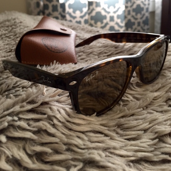 Polarized Ray-Ban Wayfarer Sunglasses - Picture 3 of 4