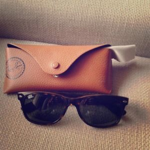Polarized Ray-Ban Wayfarer Sunglasses - Picture 4 of 4