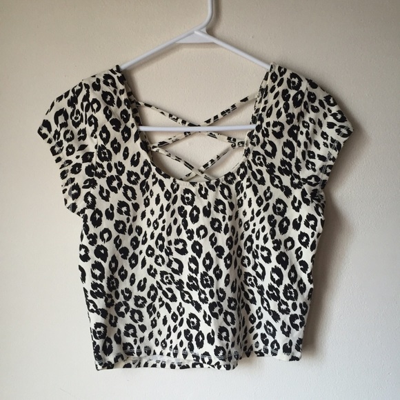 ❗️SOLD❗️Leopard Criss-Cross Back Crop Top 😻 - Picture 2 of 3
