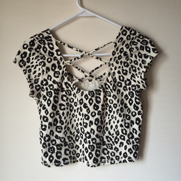 ❗️SOLD❗️Leopard Criss-Cross Back Crop Top 😻 - Picture 3 of 3